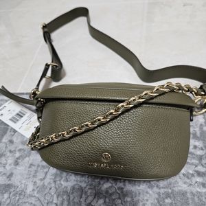 MICHAEL KORS XS SLING PACK